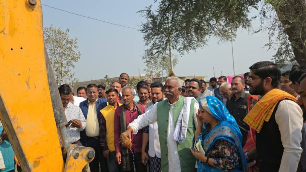 बहू प्रतिक्षित बेलघाट शंकरपुर लोहारिया मार्ग का शिलान्यास विकास पुरुष लोकप्रिय विधायक खजनी श्री श्री राम चौहान जी के द्वारा किया गया